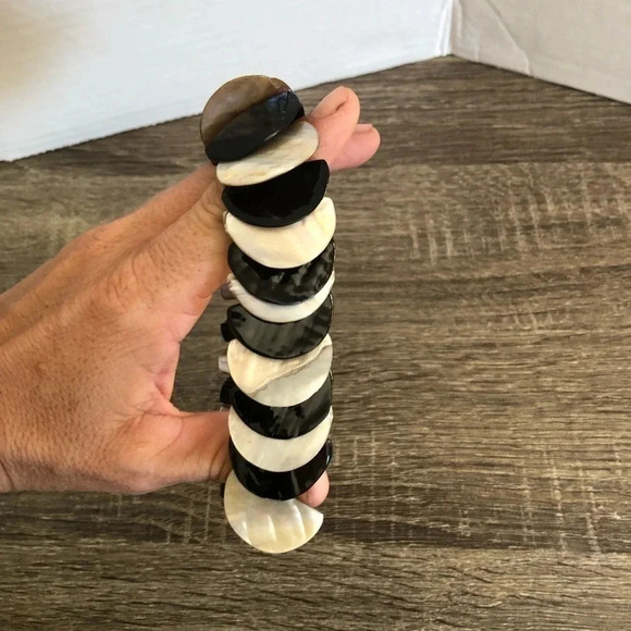 Boho  Shell Stretch Bracelet - Picture 6 of 8